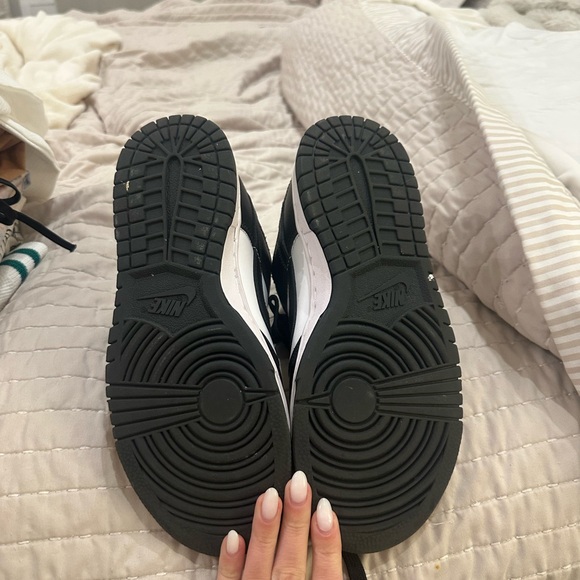 Nike women’s low dunks panda black and white - Picture 6 of 6